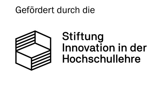 Das Bild zeigt das Logo der Stiftung Innovation in der Hochschullehre. Oben steht der Schriftzug „Gefördert durch die“. Darunter ist ein stilisiertes sechseckiges Symbol abgebildet, das an einen Würfel erinnert, mit horizontalen Linien auf zwei Seitenflächen. Rechts daneben steht der Name der Stiftung in klarer, schwarzer Schrift. Das Design wirkt modern und seriös.