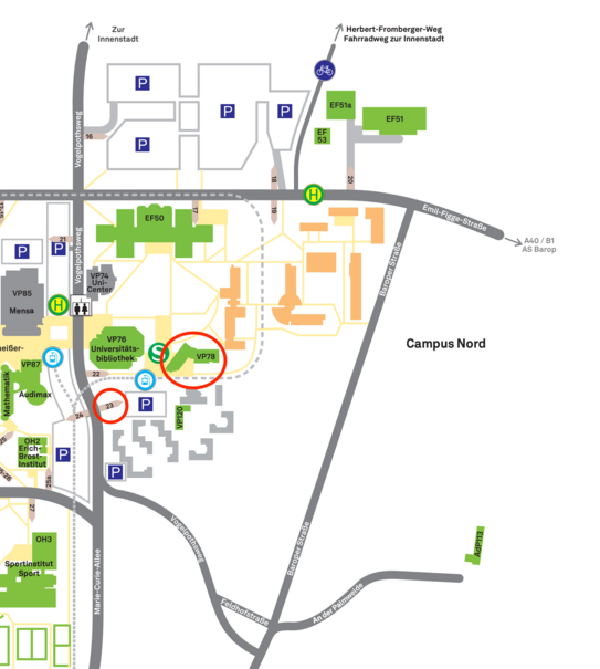 Das Bild zeigt eine schematischen Kartenausschnitt des Campus Nord der TU Dortmund. Verschiedene Gebäude sind durch farbige Blöcke gekennzeichnet und mit ihren Abkürzungen oder Funktionen beschriftet, z. B. „VP76 Universitätsbibliothek“ und „VP78“. Straßen und Wege sind klar eingezeichnet, darunter „Vogelpothsweg“ und „Emil-Figge-Straße“. Bushaltestellen und Fahrradwege sind durch Symbole markiert. Parkplätze und bestimmte Bereiche sind hervorgehoben. Zwei rote Kreise heben spezifische Punkte auf der Karte hervor.