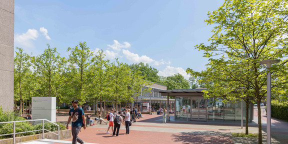 Campus Süd mit Rudolph-Chaudoire-Pavillion und Studenten im Sommer