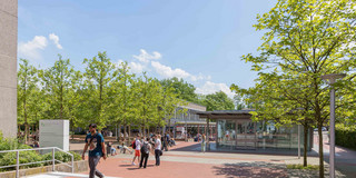 Campus Süd mit Rudolph-Chaudoire-Pavillion Campus Süd mit Rudolph-Chaudoire-Pavillion und Studenten im Sommer
