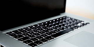 Nahaufnahme eines Laptops.