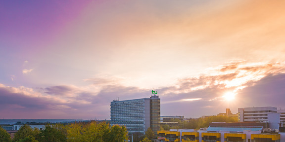 Sonnenuntergang über den Gebäuden des Campus Nord der TU Dortmund.